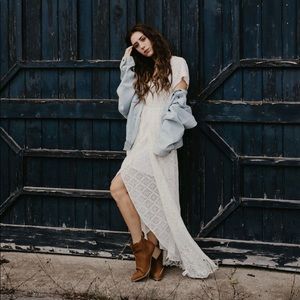 ✨Kendall and Kylie lace cover up✨